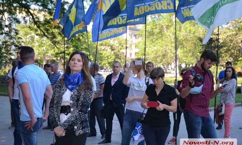 Представители шести партий митингуют под зданием Николаевой облгосадминистрации, требуя выборы по «открытым спискам»