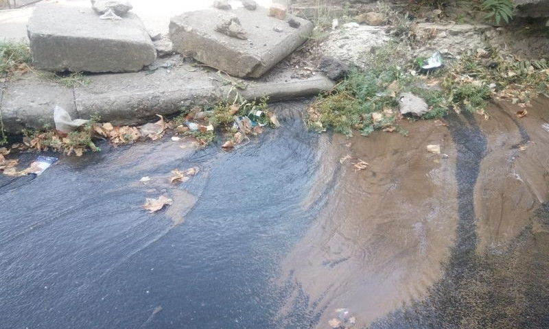 Жители Намыва остались без воды: авария на водопроводе, на улицах текут реки