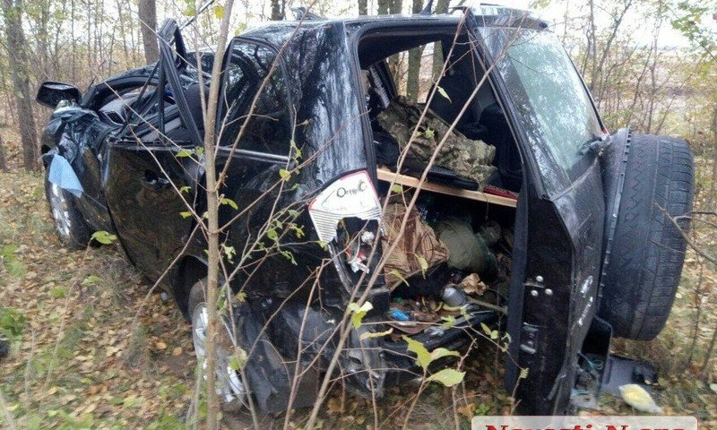 На трассе «Николаев-Одесса» перевернулся автомобиль, пострадали водитель и три пассажира