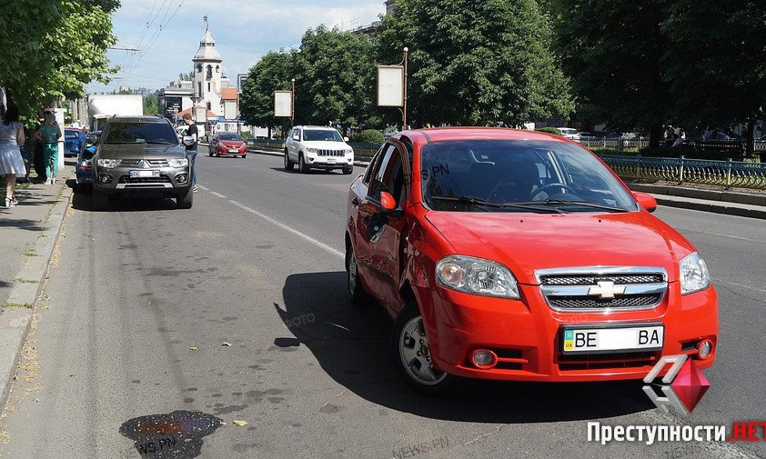 В Николаеве на проспекте легковушка протаранила два припаркованных автомобиля
