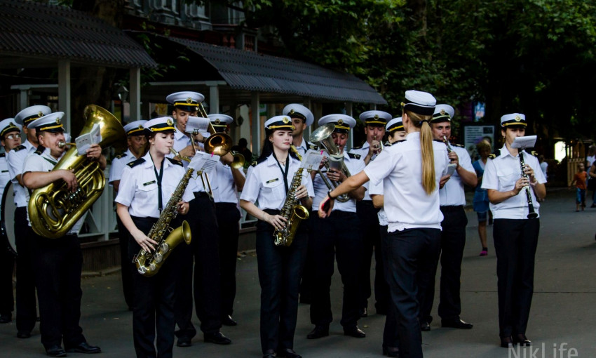 Военный оркестр выступил с 15-минутным концертом ко Дню ВМС в каждом районе Николаева