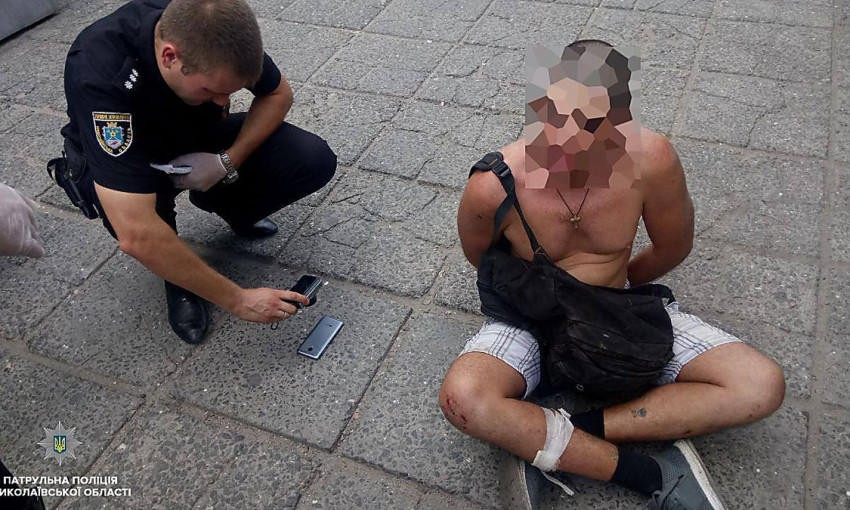 В Николаеве патрульные задержали мужчин, подозреваемых в краже мобильных телефонов у детей