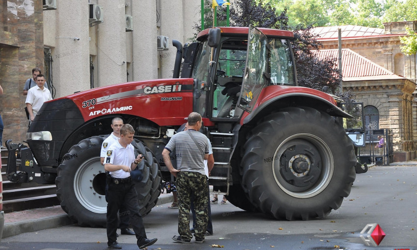 В Николаеве у областной налоговой состоялась акция протеста – ко входу подогнали тракторы и снесли шины