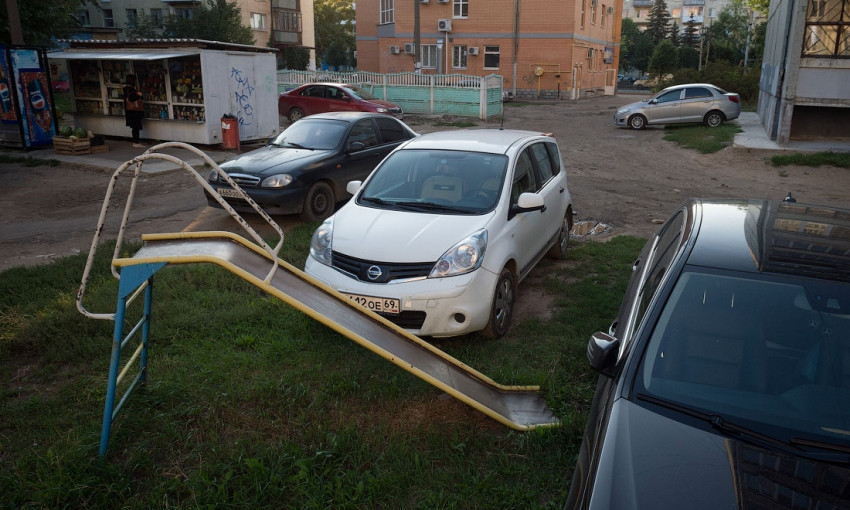 Парковка вместо деревьев и детской площадки – в николаевском дворе жители спорили с депутатом (видео)