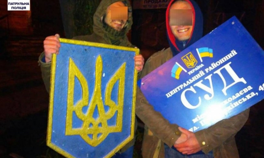 Со здания Центрального суда в Николаеве сорвали Герб Украины