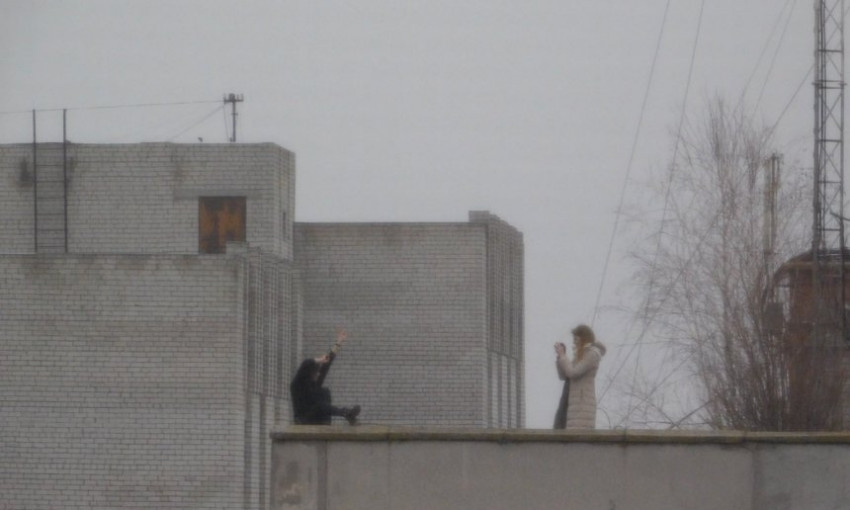 В Николаеве на крыше недостроя, где сожгли Оксану Макар, две девушки устроили фотосессию