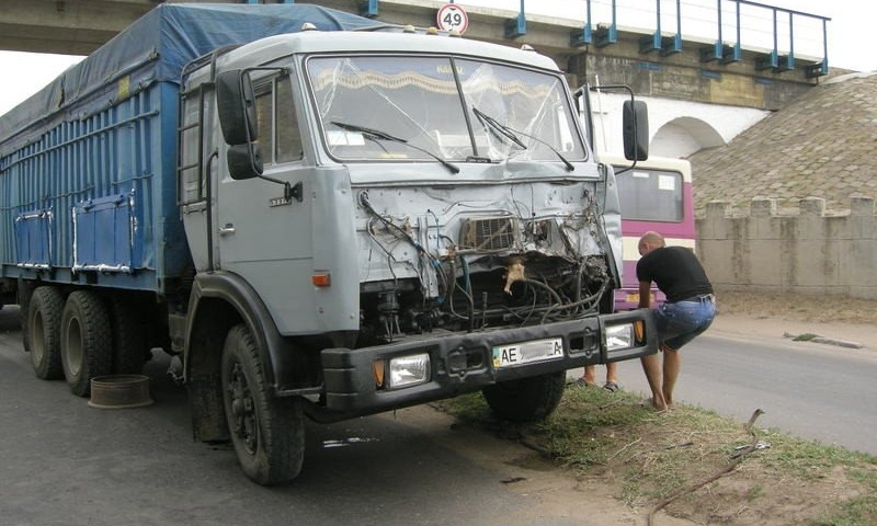 В Николаеве столкнулись два грузовика с зерном