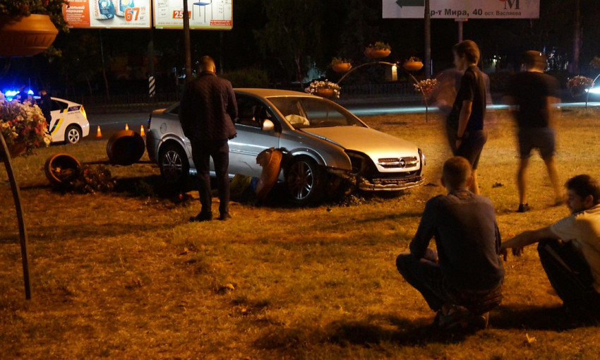 Ночью в Николаеве автомобиль с иностранной регистрацией «вылетел» на клумбу