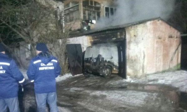 Ночью в Николаеве cгорел гараж вместе с микроавтобусом