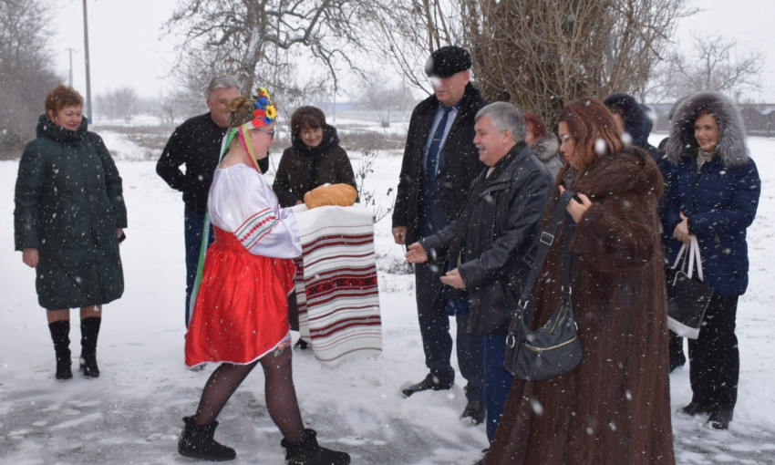 На Николаевщине встречали «культурную» делегацию караваем – в снег и без верхней одежды
