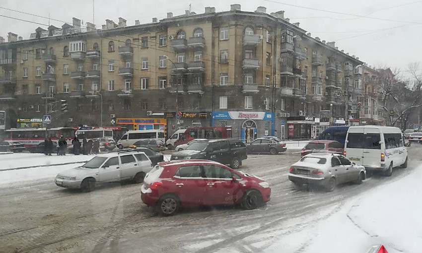 Из-за снегопада на дорогах Николаева участились ДТП