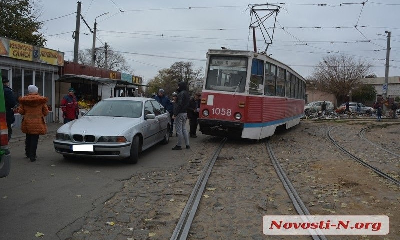 В центре Николаева BMW на «евробляхах» спровоцировал ДТП с трамваем