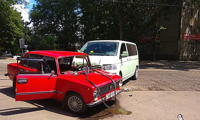 В центре Николаева столкнулись два автомобиля – пострадали трое людей, движение трамваев заблокировано
