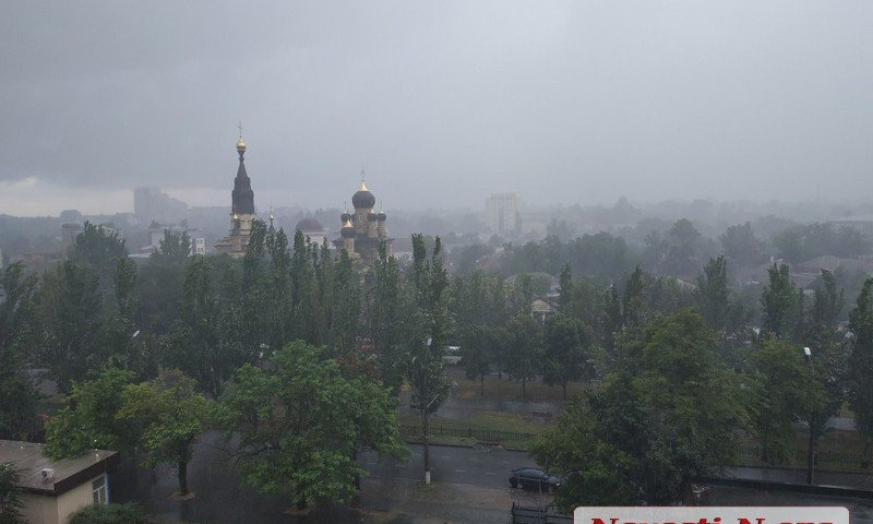 На Николаев утром обрушился ливень: часть улиц затопило