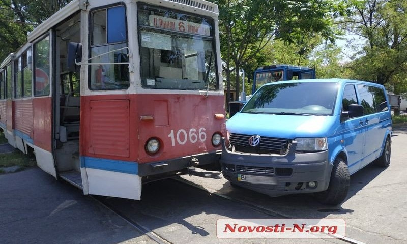 В центре Николаева микроавтобус врезался в трамвай