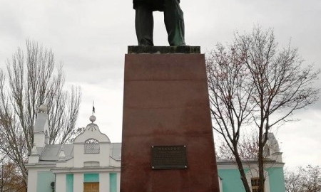 В Николаеве Адмиралу Макарову обновили постамент
