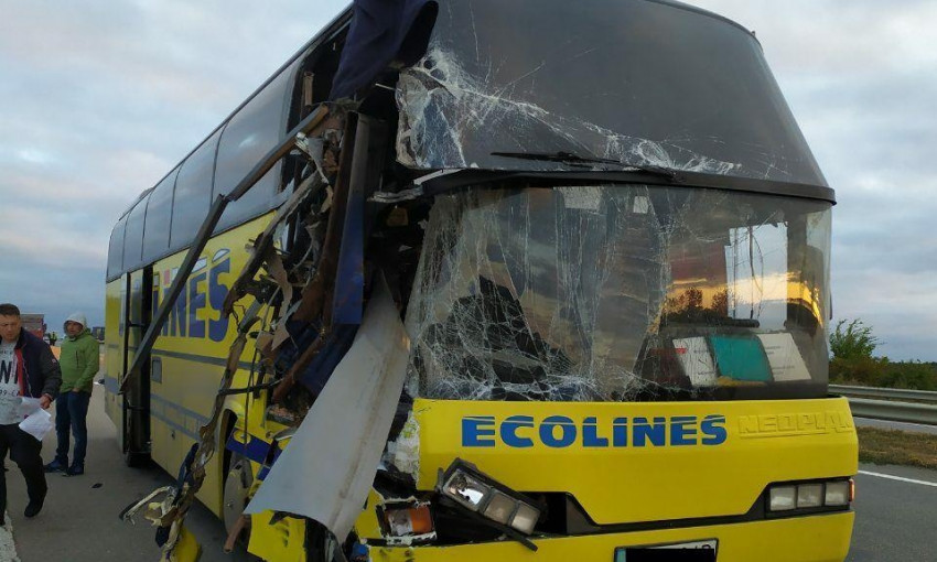 В Кривоозерском районе на трассе столкнулись рейсовый автобус международного сообщения и грузовик, погиб один человек