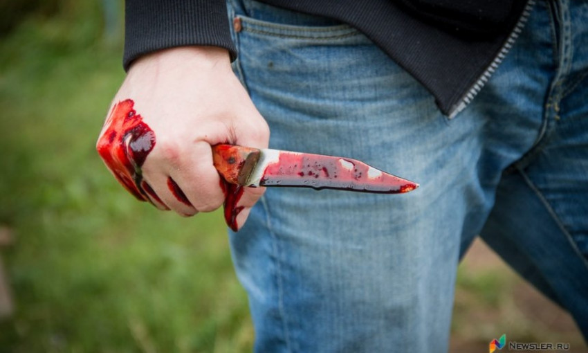 В Николаеве иностранец ножом изрезал девушку