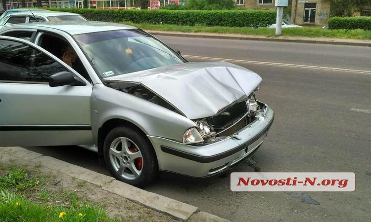 Авария на Богоявленском проспекте: столкнулись сразу три автомобиля