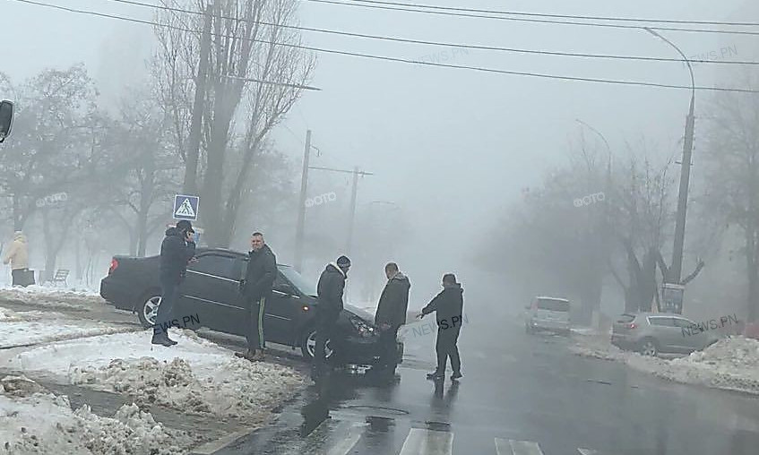 В Николаеве на трамвайных путях «Газель» столкнулась с «Toyota» и скрылась с места происшествия