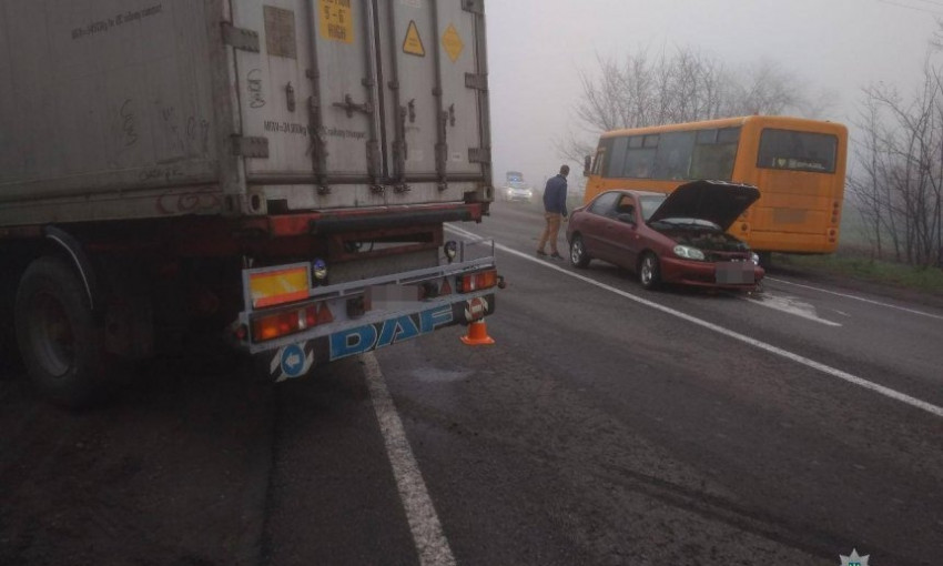 Утром на Николаевщине в ДТП попали два грузовика и легковушка