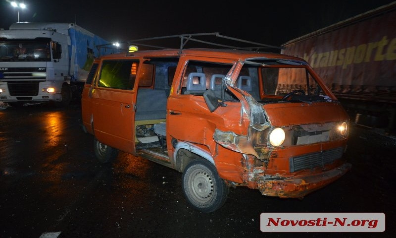 В Николаевской области пьяный водитель микроавтобуса врезался в седельный тягач
