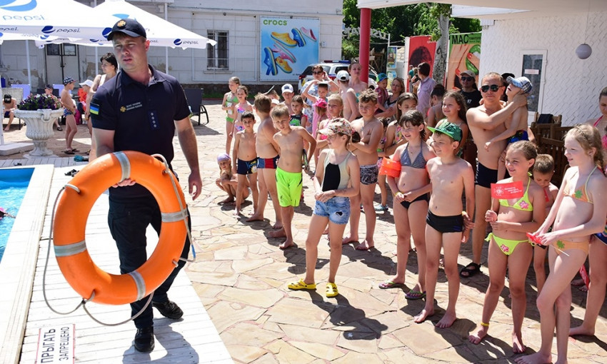 На территории пляжной зоны клуба Ushuaia спасатели учили детей правилам безопасности на воде