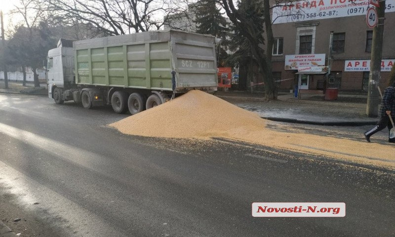 На Чигрина из грузовика прямо на ходу высыпалось более 10 тонн зерна кукурузы