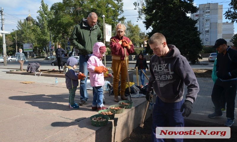 Николаевцы благоустроили клумбы вокруг памятника погибшим милиционерам