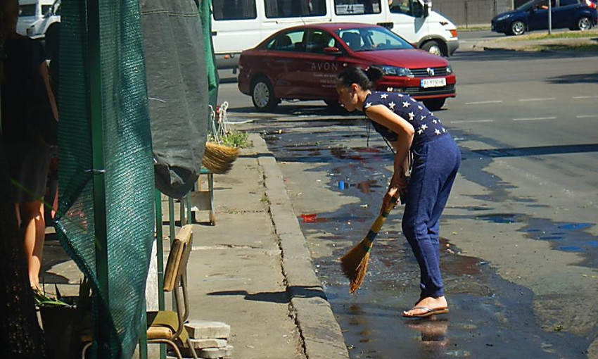 В Николаеве чиновники ходят и предупреждают торговцев цветами, чтобы те не выливали воду на дорогу
