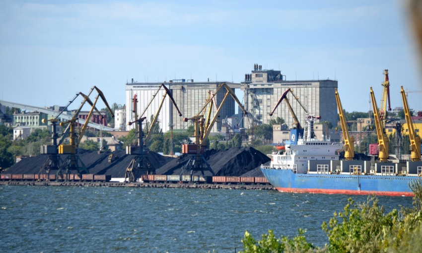 Работа Николаевского порта парализована: Одесская железная дорога не выпускает вагоны из порта