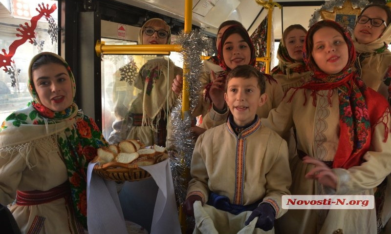 В Николаеве запустили праздничный троллейбус с колядками и калачами