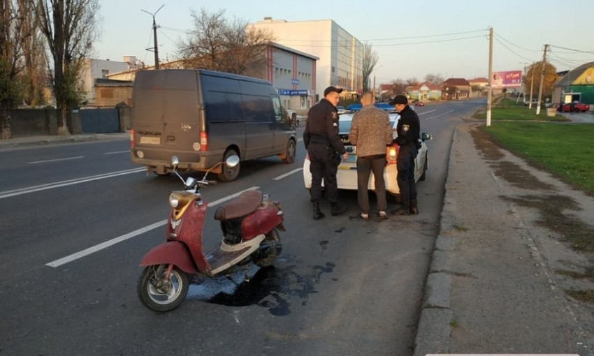 В Николаеве мопедист с пассажиром пытались сбежать от полиции: одного поймали, другой скрылся