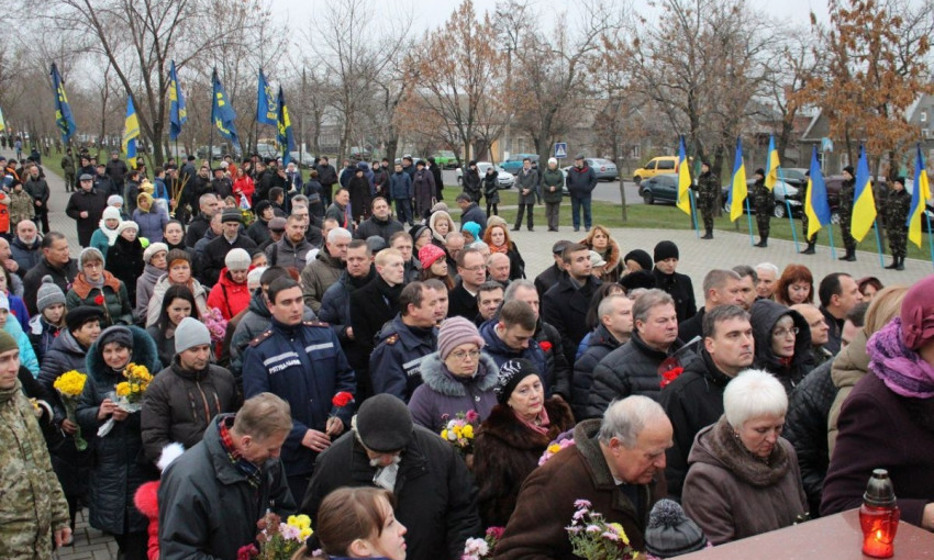 Жители Николаева зажгли свечи в знак памяти жертв голодомора