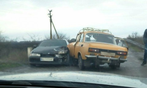 Под Николаевом столкнулись «Москвич» и «Хонда»: дорога на Херсон оказалась заблокированной