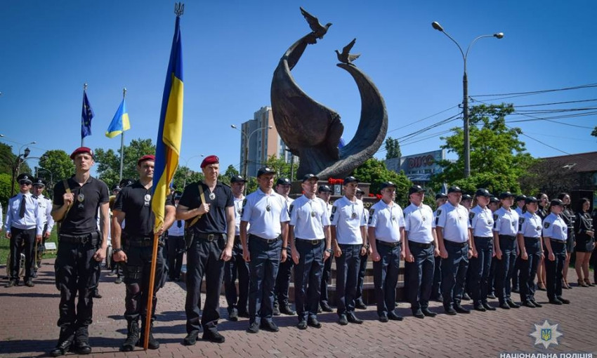 Возле Памятника Героям Небесной Сотни новоиспеченные полицейские присягнули на верность украинскому народу