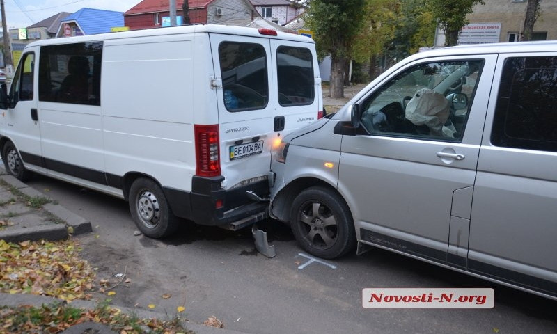 Три автомобиля столкнулись в центре Николаева