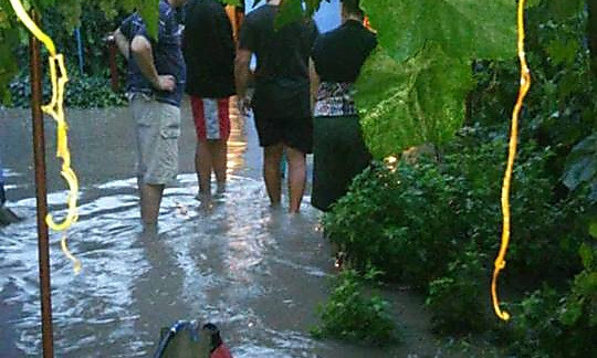 В Николаеве затопило жилой двор - спасатели откачали воду