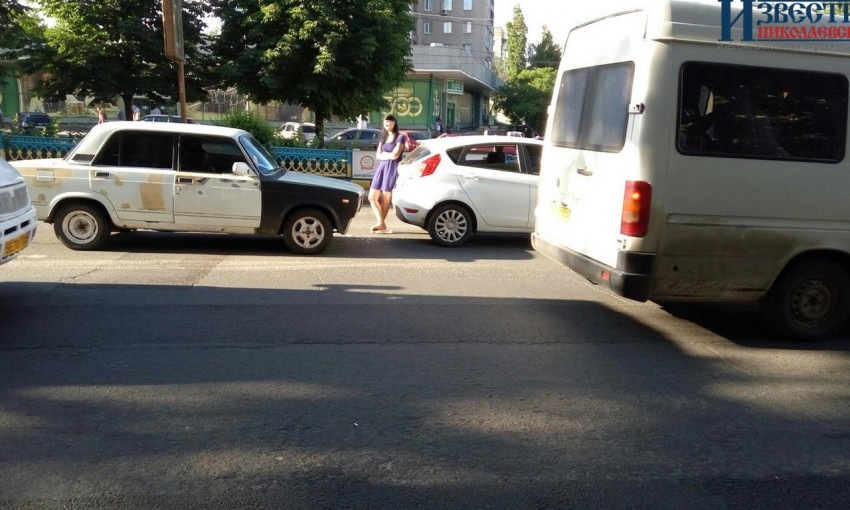 ДТП в Николаеве: резко затормозил на светофоре 