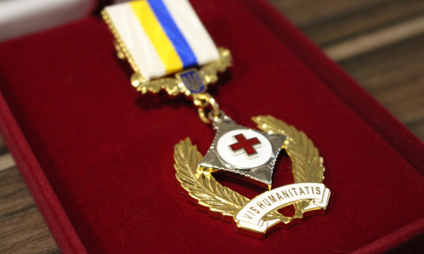 Волонтера Закусилова наградили «Почетным отличием» Красного Креста