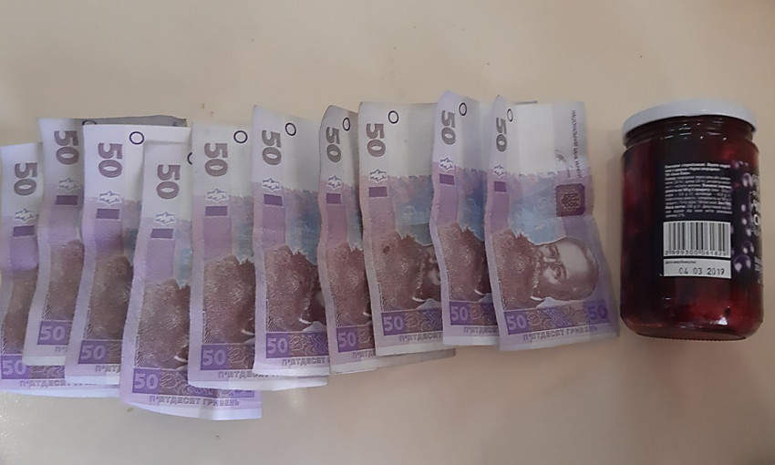 Находящимся в Николаевском СИЗО гражданам пытались передать деньги в банке с вареньем и пачке сигарет