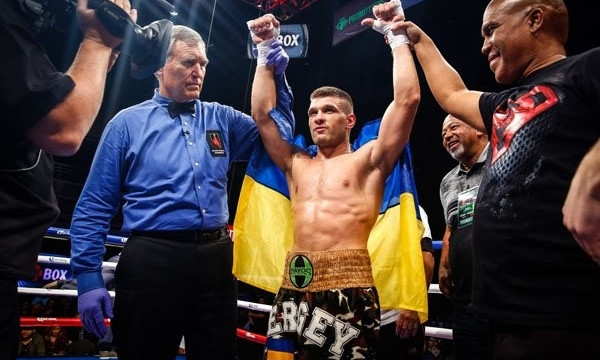 Промоутер николаевского боксера Деревянченко заявил, что его подопечный не хочет ждать титульного боя до 2019 года