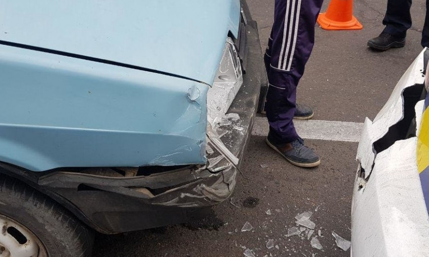 В Николаеве автомобиль ВАЗ врезался в полицейскую машину