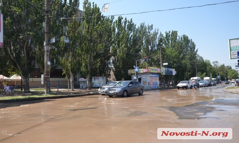 Возле рынка "Колос" в Николаеве прорвало водопровод и затопило все близлежащие улицы