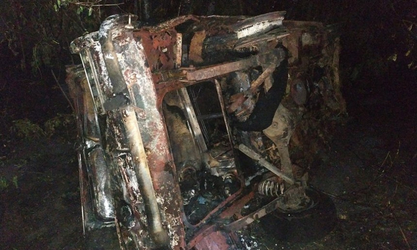 На Николаевщине автомобиль слетел с дороги и загорелся — тушили пожарные
