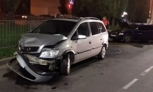 В Николаеве произошло лобовое столкновение автомобилей