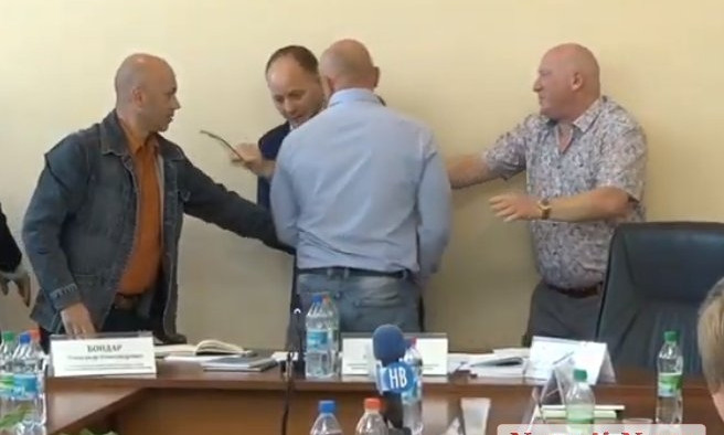 В Николаеве депутат Барна чуть не получил от своего коллеги за то, что назвал его «передастом»