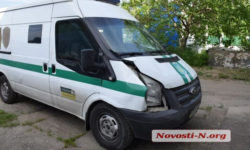 В Николаеве на Херсонском шоссе произошла авария с участием автомобиля и инкассаторской машины, груженной деньгами