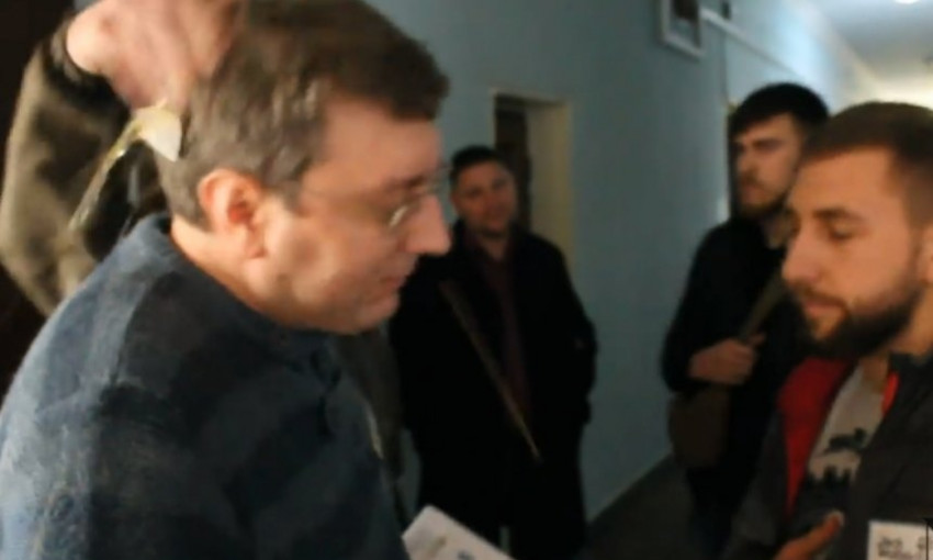 В Николаевской мэрии депутату горсовета об голову разбили яйцо