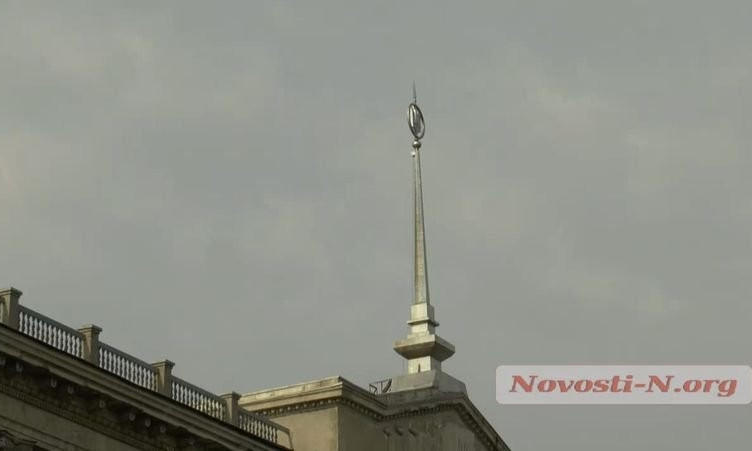 Над зданием горсовета в Николаеве сняли государственный флаг